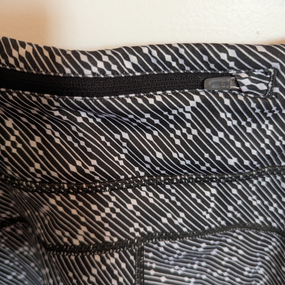 Nike Black and White Patterned Leggings - Picture 3 of 5